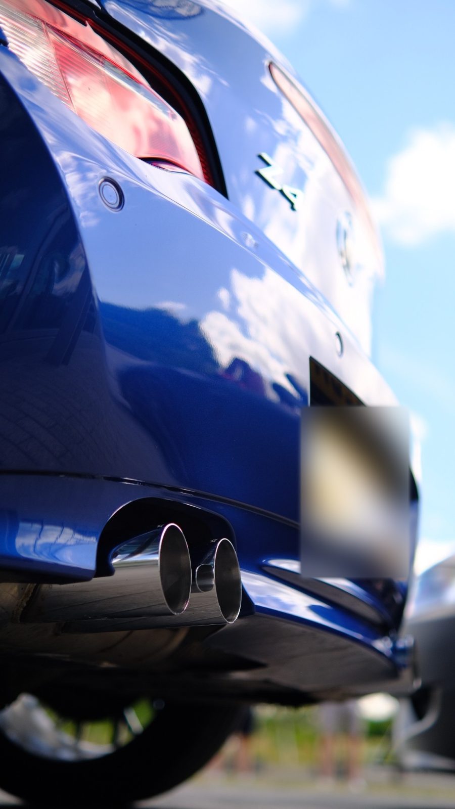 Twin exhaust tips on a blue Z4